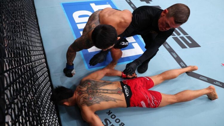 Jeka Saragih tumbang dalam laga kelas bulu pada UFC 316 di New Jersey, Amerika Serikat, 7 Juni 2025. (Foto: MMA)