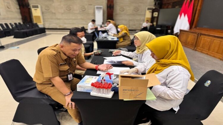Program Cek Kesehatan Gratis Raih 8,2 Juta Peserta, Targetkan 280 Juta Jiwa dalam 5 Tahun 1 ASN Pemprov Jatim saat mengikuti cek kesehatan gratis (CKG) di ruang Bhinaloka di Kantor Gubernur Jatim Jl. Pahlawan Surabaya. Foto: Hans MC Jatim (MC Prov. Jawa Timur)
