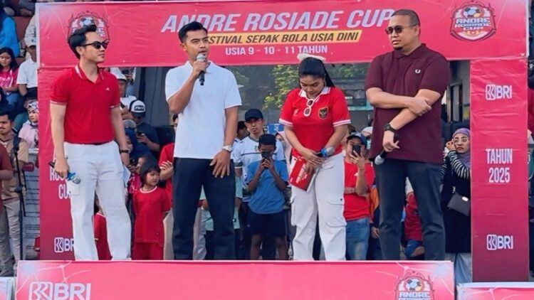 Andre Rosiade bersama Pratama Arhan saat membuka Andre Rosiade Cup. (dok. istimewa)