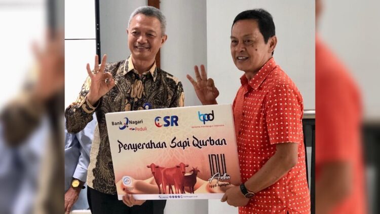 Bank Nagari Serahkan Hewan Kurban ke PWI Sumbar 1 Bank Nagari serahkan hewan kurban untuk PWI