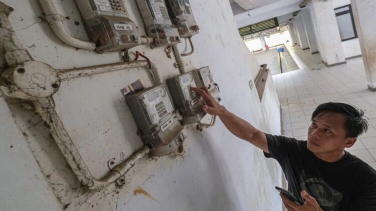 Ilustrasi - Warga memeriksa meteran listrik di Rusunawa Puday, Kendari, Sulawesi Tenggara, Selasa (27/5/2025). ANTARA FOTO/Andry Denisah/Spt.