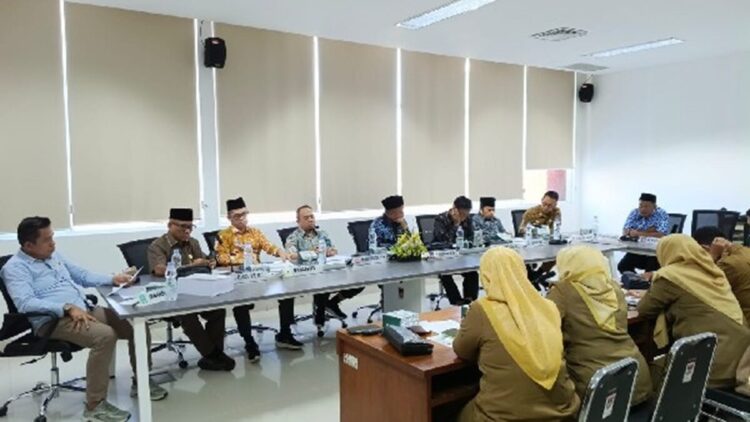 Pansus IV DPRD Kota Padang membahas LKPD 2024 bersama Dinas Sosia dan Dinas Pendidikan. (Foto: Dok. Ist)