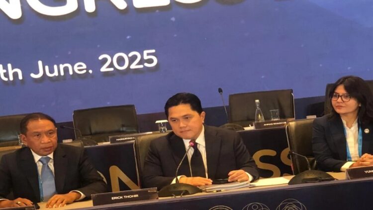 Wakil Ketum PSSI I Zainudin Amali (kiri), Ketum PSSI Erick Thohir (tengah), dan Wakil Ketum PSSI II Ratu Tisha saat memaparkan hasil Kongres Biasa PSSI 2025 di hadapan awak media di Hotel Ritz-Carlton, Jakarta, Rabu (4/6/2025). (ANTARA/Zaro Ezza Syachniar)