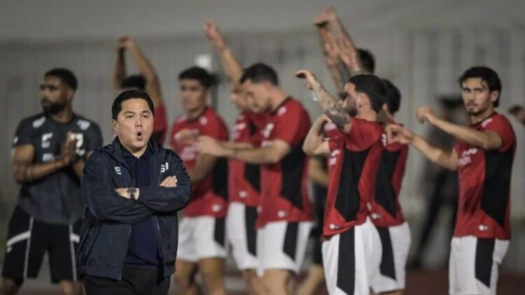 Erick Thohir Tegaskan Komitmen PSSI Bangun Ekosistem Pelatih Sepak Bola Profesional dan Berintegritas 1 Ketua Umum PSSI Erick Thohir (kedua kiri) meninjau latihan Timnas Indonesia jelang melawan Timnas China di Stadion Madya, Komplek GBK, Senayan, Jakarta, Senin (2/6/2025). (ANTARA FOTO/BAYU PRATAMA S)