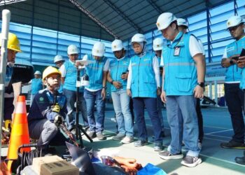 GM PLN UID Sumbar Ajrun Karim mengecek kesiapan personil yang siaga saat liburan Idul Adha. (dok. Humas)