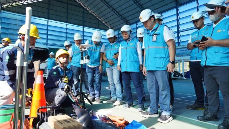 PLN UID Sumbar All Out Amankan Listrik Jelang Idul Adha 1446 H 1 GM PLN UID Sumbar Ajrun Karim mengecek kesiapan personil yang siaga saat liburan Idul Adha. (dok. Humas)