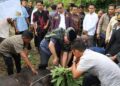 Gubernur Mahyeldi ikut dalam prosesi penyembelihan sapi kurban di Kabupaten Solok. (dok. adpsb)