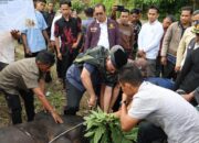 Gubernur Mahyeldi Serahkan Sapi Kurban untuk Masyarakat Kabupaten Solok