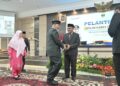 Gubernur Mahyeldi memberikan ucapan selamat dan menyalami Sekdaprov Sumbar Arry Yuswandi. (dok. adpsb)