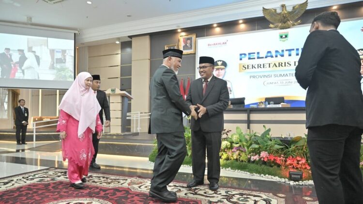 Gubernur Mahyeldi memberikan ucapan selamat dan menyalami Sekdaprov Sumbar Arry Yuswandi. (dok. adpsb)