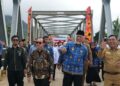 Gubernur Sumbar Resmikan Jembatan Akses Baru Menuju RS Unand 5 Gubernur Mahyeldi resmikan jembatan baru menuju RS Unand. (dok. Antara)