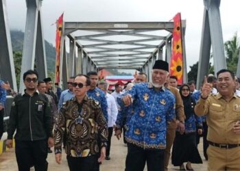Gubernur Mahyeldi resmikan jembatan baru menuju RS Unand. (dok. Antara)