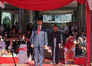 Gubernur Mahyeldi saat menjadi pembina upcara Harlah Pancasila. (dok. adpsb)