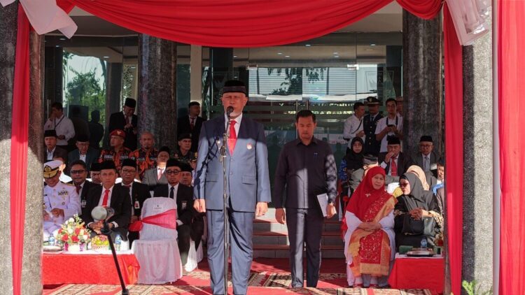 Gubernur Sumbar: Pancasila Bukan Sekadar Teks, Tapi Tuntunan dalam Kehidupan Berbangsa 1 Gubernur Mahyeldi saat menjadi pembina upcara Harlah Pancasila. (dok. adpsb)