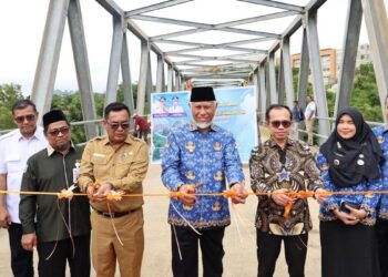 Gubernur Mahyeldi saat peresmian jembatan baru akses ke RS Unand. (dok. adpsb)
