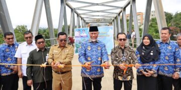 Gubernur Mahyeldi Resmikan Lima Jembatan Strategis Senilai Rp30,7 Miliar di Sumbar 8 Gubernur Mahyeldi saat peresmian jembatan baru akses ke RS Unand. (dok. adpsb)
