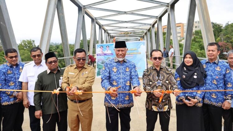 Gubernur Mahyeldi Resmikan Lima Jembatan Strategis Senilai Rp30,7 Miliar di Sumbar 1 Gubernur Mahyeldi saat peresmian jembatan baru akses ke RS Unand. (dok. adpsb)