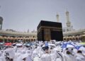 Jamaah calon haji bersiap melaksanakan Shalat Jumat di Masjidil Haram, Makkah, Arab Saudi, Jumat (9/5/2025). (ANTARA FOTO/Andika Wahyu/agr)