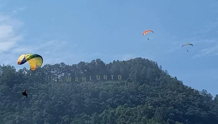 Paralayang dan Paramotor Warnai Langit Sawahlunto, Langkah Baru Sport Tourism Kota Tambang