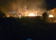 Kebakaran Lahan di Padang Nyaris Ancam Rumah Warga, Damkar Bergerak Cepat