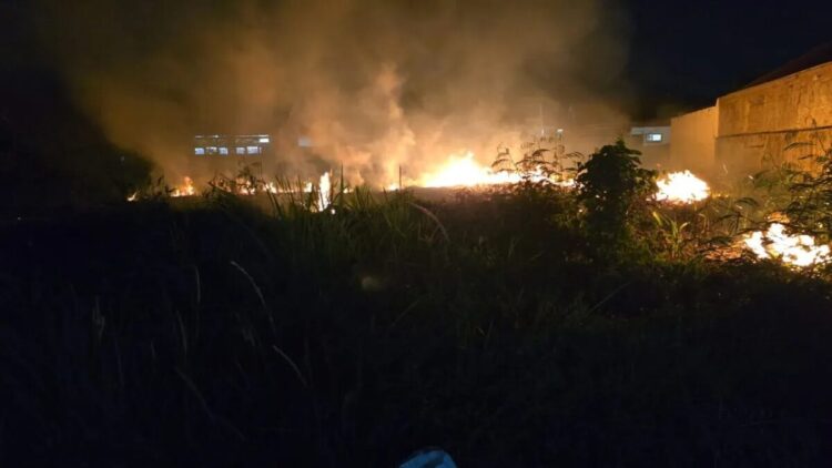 Kebakaran lahan terjadi di kawasan Piai Tangah, Padang, Sumatra Barat (Sumbar) pada Selasa (3/6) malam. ANTARA/HO-DamkarParang