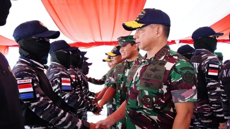 Panglima TNI Jenderal TNI Agus Subiyanto memberikan penghargaan kepada prajurit TNI AL yang berkontribusi dalam pengungkapan kasus dua ton narkoba di Geladak Helly Kapal Perang Republik Indonesia (KRI) Bung Karno (369), Rabu (4/6). ANTARA/HO-Penerangan Mabes TNI