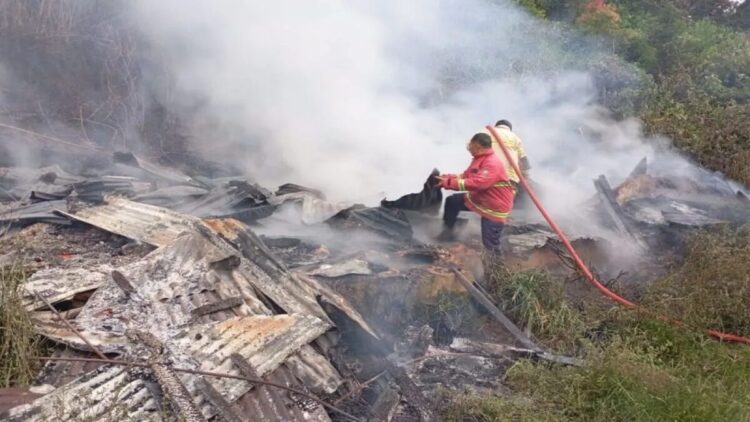 Tragedi Kebakaran di Agam: Seorang Petani Meninggal Terjebak di Rumahnya Jelang Shalat Idul Adha 1 Personil Damkar Satpol PP Damkar Agam sedang memadamkan api. Dok HO/ANTARA/ Damkar Agam
