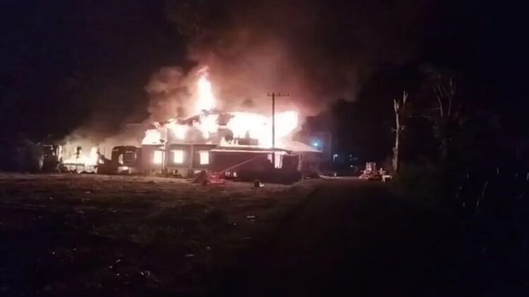 Korsleting Listrik, Dua Rumah di Pasaman Hangus Terbakar Dini Hari 1 Kebakaran rumah permanen Ripka (40) di Jorong Harapan Rakyat Nagari Cubadak, Kecamatan Dua Koto, Kabupaten Pasaman pada Minggu (8/6) dini hari sekitar pukul 02.08 WIB tadi. ANTARA/HO-Polsek Dua Koto