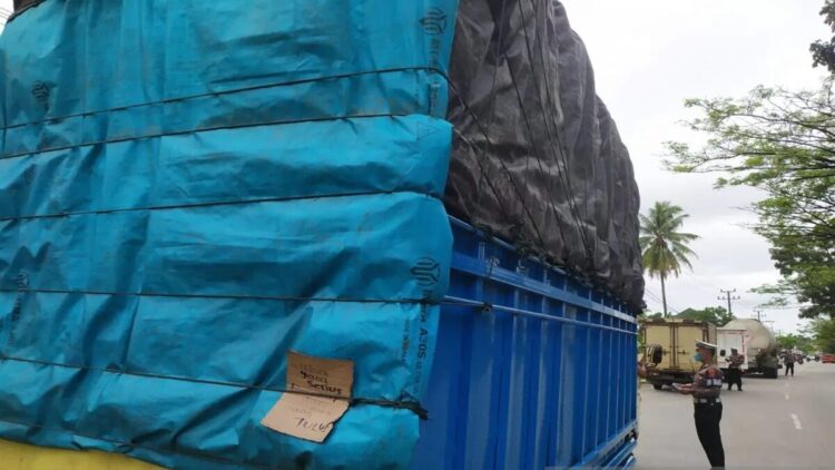 Personel Unit Satlantas Polresta Padang melakukan pemeriksaan truk di Padang, Sumatra Barat (Sumbar) pada Selasa (10/6). ANTARA/FathulAbdi