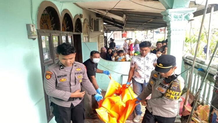 Warga Geger, Mayat Lansia Ditemukan Dalam Rumah di Padang Selatan 1 Personel Polresta Padang menangani peristiwa penemuan mayat seorang perempuan di daerah Jondul, Rawang, Padang, Sumatra Barat (Sumbar) pada Selasa (10/6) siang. ANTARA/HO-PolrestaPadang