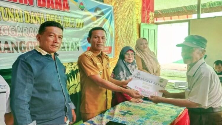 Pemkab Pasaman Salurkan BLT Dana Desa Rp9,4 Miliar untuk 2.633 Warga 1 Wali Nagari Aia Manggih Selatan, Herizon didampingi Ketua Bamus Ade Suryadi saat menyalurkan BLT kepada penerima manfaat baru-baru ini.ANTARA/Heri Sumarno