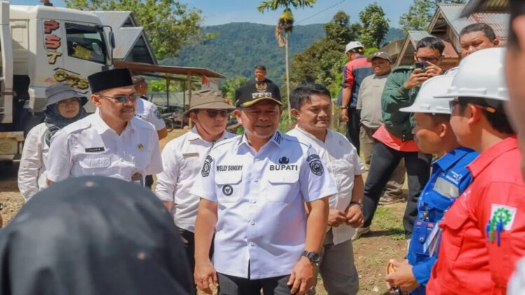Pembangunan Pembangkit Listrik Panas Bumi Bonjol Pasaman Masuki Tahap Pengeboran 1 Bupati Pasaman Welly Suhery bersama jajaran Pemkab Pasaman serta pihak perusahaan PT MGSu saat melakukan peninjauan lokasi Geothermal di Kecamatan Bonjol, Rabu (11/6/2025).ANTARA/HO-Humas