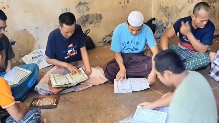 Humanis! Polres Agam Tanamkan Nilai Spiritual untuk Tahanan lewat Program Pembinaan 1 Sejumlah tahanan Polres Agam sedang membaca yasin di ruang tahanan. Dok ANTARA/HO/Polres Agam