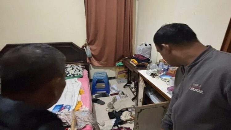 Perampok Bertopeng Sekap Satu Keluarga di Agam, Bawa Kabur Uang dan Emas Senilai Rp1,5 Miliar 1 Kondisi isi kamar korban perampokan yang terjadi di Ampek Koto, Kabupaten Agam. Kerugian mencapai Rp 1,5 miliar. ANTARA/Al Fatah
