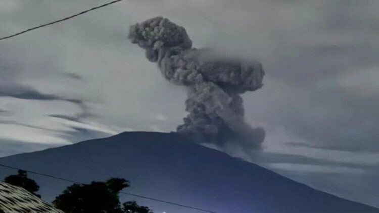 Ilustrasi Gunung Marapi Sumatera Barat alami erupsi dengan tinggi letusan 700 meter dari puncak. (ANTARA/Al Fatah)