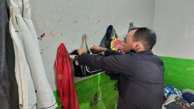 Jajaran petugas Rutan Kelas IIB Lubuk Sikaping saat melakukan razia rutin pencegahan peredaran Narkoba di blok hunian, Rabu (25/6/2025).ANTARA/HO-Rutan Kelas IIB Lubuk Sikaping