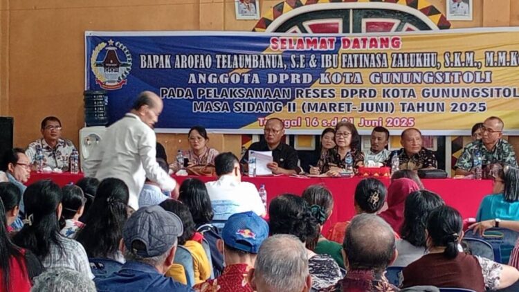 Dua Kader Golkar DPRD Gunungsitoli Serap Aspirasi Warga saat Reses 1 Anggota DPRD dari Fraksi Golkar Gunungsitoli, Fatinasa Zalukhu serap aspirasi konstituen daerah pemilihannya. (Radarsumbar/Daniel)