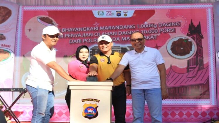 Kapolda Sumbar saat membuka kegiatan Marandang dalam rangka HUT Bhayangkara, di Padang, Minggu (22/6). ANTARA/HO-PoldaSumbar