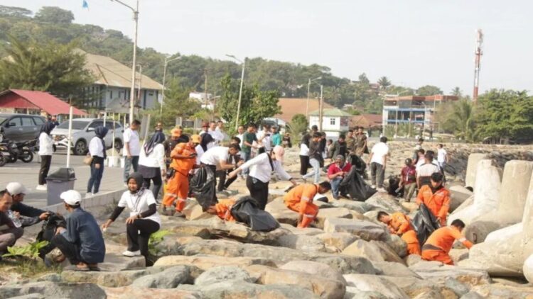 Sambut KUHPidana Baru 2026, Bapas Padang Gelar Simulasi Pidana Kerja Sosial 1 Simulasi pidana kerja sosial yang diinisiasi oleh Balai Pemasyarakatan (Bapas) Padang di kawasan Pantai Padang pada Kamis (26/6). ANTARA/FathulAbdi