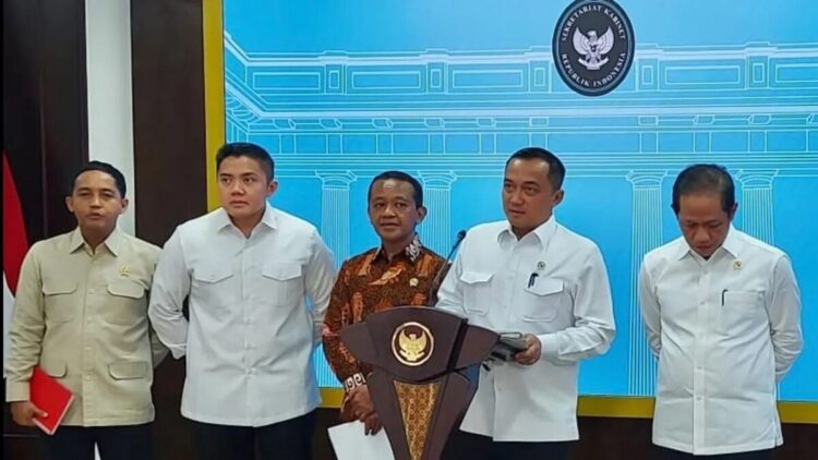Menteri Sekretaris Negara Prasetyo Hadi (dua kanan) bersama sejumlah menteri Kabinet Merah Putih dan Sekretaris Kabinet Teddy Indra Wijaya saat jumpa pers di Kantor Presiden, Istana Kepresidenan RI, Jakarta, Selasa (10/6/2025), mengumumkan pencabutan empat izin usaha pertambangan di Kabupaten Raja Ampat, Papua Barat Daya. ANTARA/Andi Firdaus