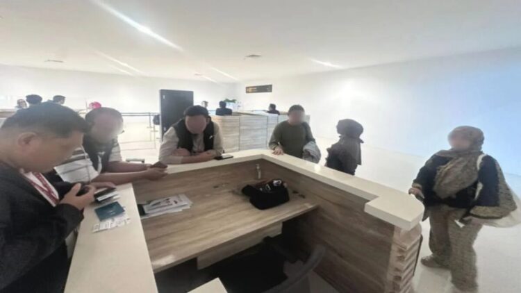 Ilustrasi - Petugas Kantor Imigrasi Kelas I TPI Yogyakarta menggagalkan percobaan keberangkatan enam calon haji nonprosedural menuju ke Tanah Suci melalui Bandara Internasional Yogyakarta (YIA) di Kabupaten Kulon Progo, DIY. ANTARA/HO-Imigrasi Yogyakarta