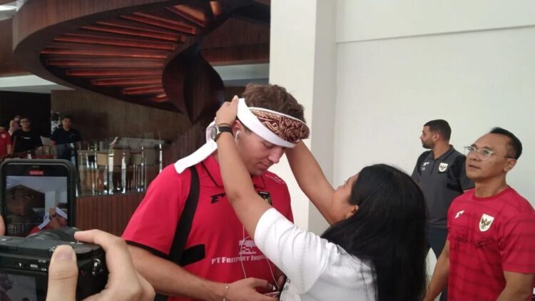 Panitia mengenakan udeng atau ikat kepala khas Bali kepada Ole Romeny sebelum bertolak menuju Jakarta, di Sanur, Denpasar, Bali, Minggu (1/6/2025) ANTARA/Dewa Ketut Sudiarta Wiguna