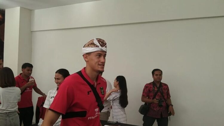 Tanggapi Rumor Pindah ke Inter Milan, Jay Idzes: Sekarang Saya masih Punya Kontrak dengan Venezia 1 Kapten Tim Nasional (Timnas) Indonesia Jay Idzes mengenakan ikat kepala khas pria Bali atau udeng setelah merampungkan pemusatan latihan di Denpasar, Bali, Minggu (1/6/2025) ANTARA/Dewa Ketut Sudiarta Wiguna