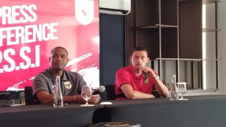 Jay Idzes Puji Kualitas Pemain Baru Timnas: Levelnya Tinggi, Tak Kalah dari Pemain Eropa 1 Pelatih Timnas Indonesia Patrick Kluivert (kiri) dan Kapten Tim Nasional (Timnas) Indonesia Jay Idzes di sela jumpa pers setelah menyesaikan pemusatan latihan di Denpasar, Bali, Minggu (1/6/2025) ANTARA/Dewa Ketut Sudiarta Wiguna