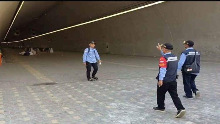 Hari Terakhir di Mina, Jamaah Haji Indonesia Dipastikan Tak Ada yang Tertinggal 1 Petugas haji menyisir area jamarat untuk memastikan tak ada jamaah haji Indonesia yang tertinggal di Mina, Senin (9/6/2025). ANTARA/HO-MCH 2025