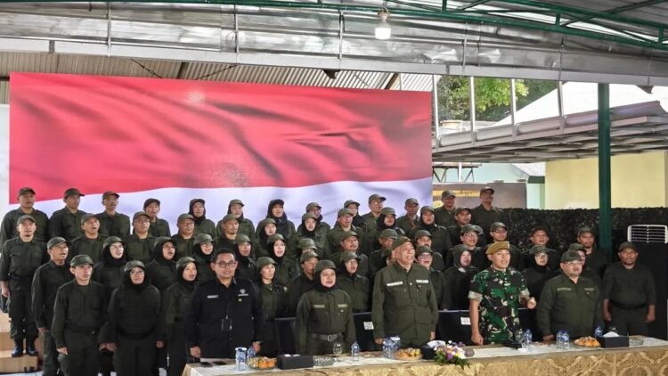 Wamensos Tegaskan Sekolah Rakyat Bukan Pendidikan Bergaya Militer

Sekolah Rakyat Fokus pada Karakter, Bukan Doktrin Militer

Agus Jabo: Sekolah Rakyat Bukan Militaristik, Tapi Pendidikan Empati dan Disiplin

Wamensos Klarifikasi: Sekolah Rakyat Bentuk Karakter, Bukan Latih Militer

Retret Sekolah Rakyat Digelar di Barak TNI, Wamensos: Ini untuk Bentuk Disiplin, Bukan Militerisasi

📝 Teks Berita yang Telah Diedit:
Jakarta (ANTARA) – Wakil Menteri Sosial Agus Jabo Priyono menegaskan bahwa Sekolah Rakyat bukanlah lembaga pendidikan bergaya militer, melainkan program pendidikan berbasis karakter dan kedisiplinan yang ditujukan untuk anak-anak dari keluarga kurang mampu.

“Pendidikan militer tidak ada di sini. Ini pendidikan karakter, bukan pendidikan bergaya militer,” kata Agus usai menutup kegiatan retret Kepala Sekolah Rakyat tahap pertama di Markas Resimen Arhanud 1/Faletehan, Jakarta, Jumat (20/6).

Agus menjelaskan bahwa penggunaan fasilitas militer hanya bersifat fungsional, sebagai sarana untuk membentuk kedisiplinan dan tanggung jawab para calon kepala sekolah. Menurutnya, kerja sama dengan TNI dilakukan karena institusi militer memiliki budaya disiplin yang kuat, namun tidak dimaksudkan untuk menerapkan pendekatan atau doktrin militer dalam pendidikan.

“Memang yang punya kesatuan, kedisiplinan, dan kebutuhan seperti itu adalah tentara, jadi kita berkolaborasi. Tapi kalau ini disebut pendidikan militaristik, saya tegaskan itu tidak benar,” tegasnya.

Retret tahap pertama berlangsung pada 16–20 Juni 2025 dan diikuti oleh 53 peserta, satu di antaranya tidak hadir karena sedang menunaikan ibadah haji. Kegiatan dilaksanakan di dua lokasi, yaitu Balai Diklat Kementerian Sosial dan kompleks Resimen Arhanud 1/Faletehan, Kodam Jaya.

Selama kegiatan, peserta mendapat materi tentang konsep Sekolah Rakyat, penguatan karakter, dan pelatihan kedisiplinan. Tujuannya adalah untuk menyiapkan para kepala sekolah sebagai pendidik yang memiliki empati dan keberpihakan terhadap anak-anak dari kelompok rentan.

“Para kepala sekolah ini adalah agen perubahan. Mereka akan berhadapan langsung dengan anak-anak yang mungkin memiliki trauma atau tekanan sosial di masa lalu. Maka mereka harus berjiwa besar, penuh empati, dan mampu menjadi pembimbing,” ujar Agus.

Ia juga menyampaikan apresiasi kepada TNI dan seluruh mitra yang telah mendukung suksesnya kegiatan ini.