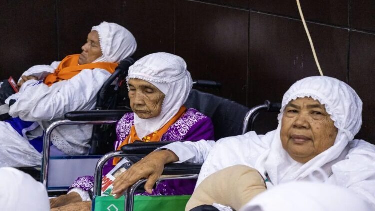 Calon jamaah haji lanjut usia mendengarkan arahan sebelum berangkat ke Tanah Suci di Embarkasi Haji Padang, Sumatera Barat. ANTARA/Muhammad Zulfikar