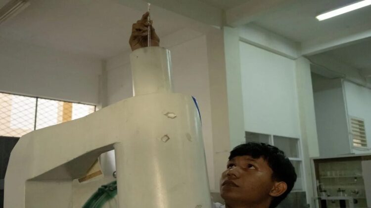 Seorang mahasiswa Politeknik ATI Padang melakukan praktik di sebuah laboratorium kampus yang berada di bawah naungan Kementerian Perindustrian. ANTARA/Muhammad Zulfikar.