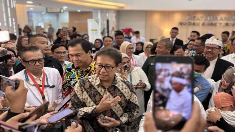 Menkes Imbau Waspada COVID-19: Kasus Naik di ASEAN, Positivity Rate RI masih Terkendali 1 Menteri Kesehatan Budi Gunadi Sadikin saat memberikan keterangan di Rumah Sakit Hasan Sadikin (RSHS) Kota Bandung, Jawa Barat, Selasa (10/6/2025). (ANTARA/Rubby Jovan)