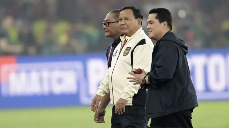 Presiden Prabowo Subianto (tengah) didampingi Ketua Umum PSSI Erick Thohir (kanan) dan Manager Timnas Indonesia Sumarji (kiri) menyapa para pemain usai pertandingan melawan Timnas China pada laga Kualifikasi Piala Dunia 2026 putaran ketiga Grup C di Stadion Utama Gelora Bung Karno, Jakarta, Kamis (5/6/2025). (ANTARA FOTO/Bayu Pratama)